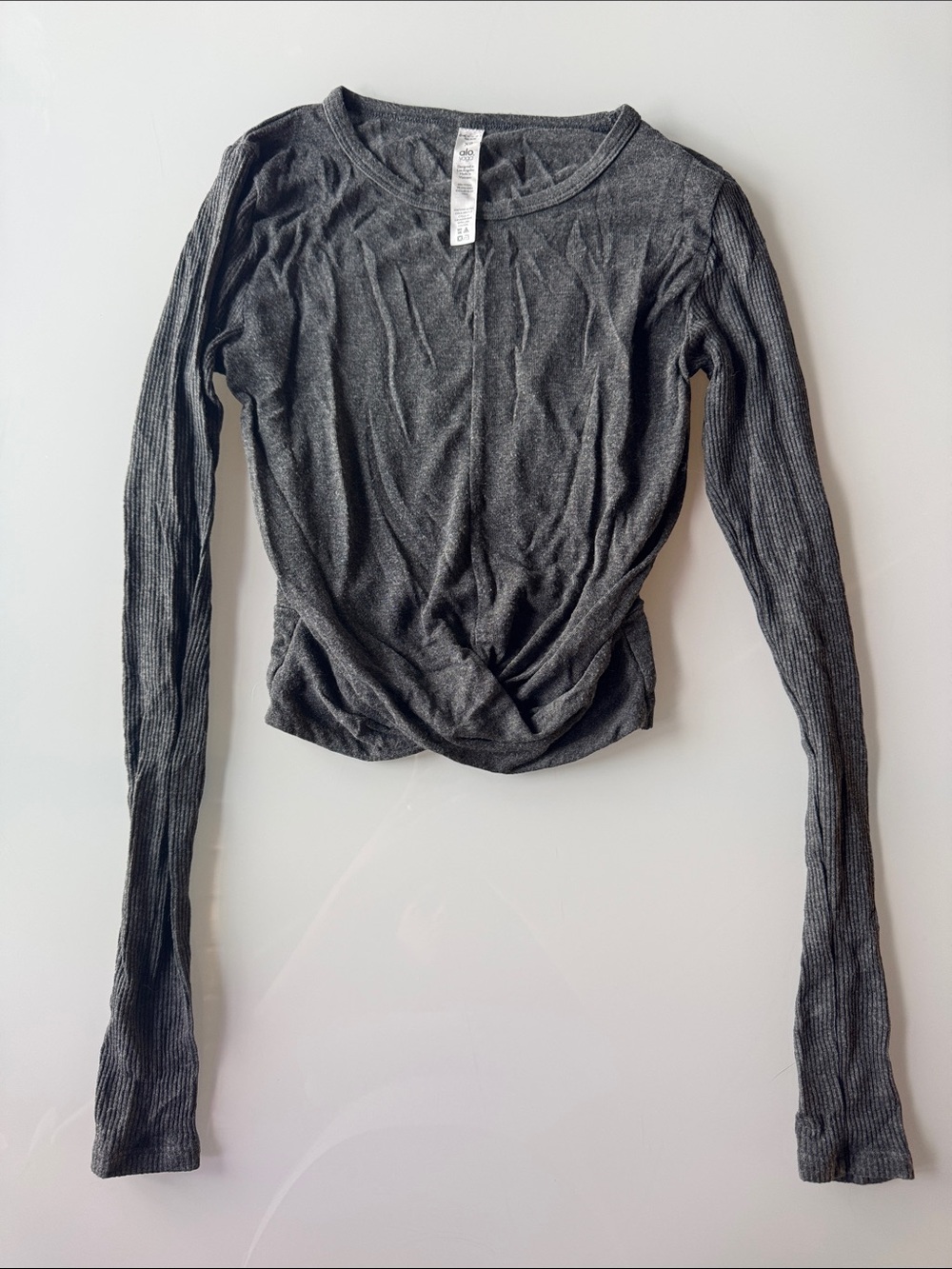 alo yoga - Women’s Cropped Long Sleeve Ribbed Twist-Front Top - Charcoal Gray